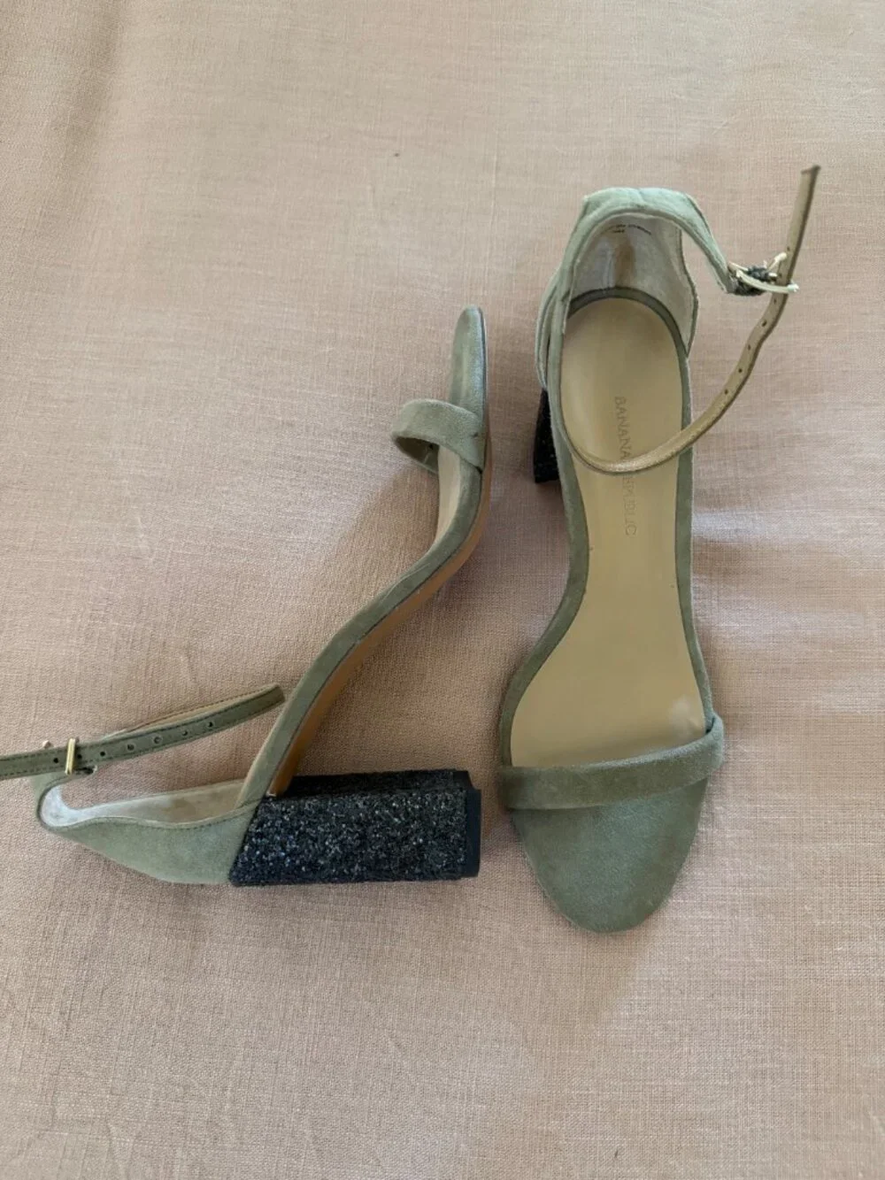 Banana Republic Size 6 Suede Heel Never Worn